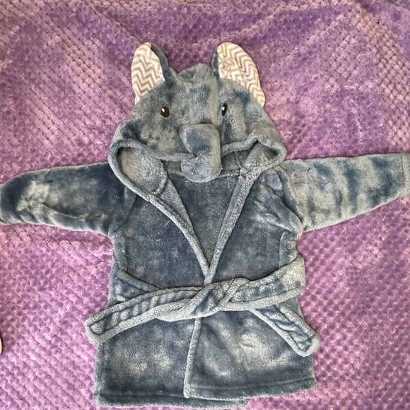 Elephant design Hooded Robe - Picture 2 of 3